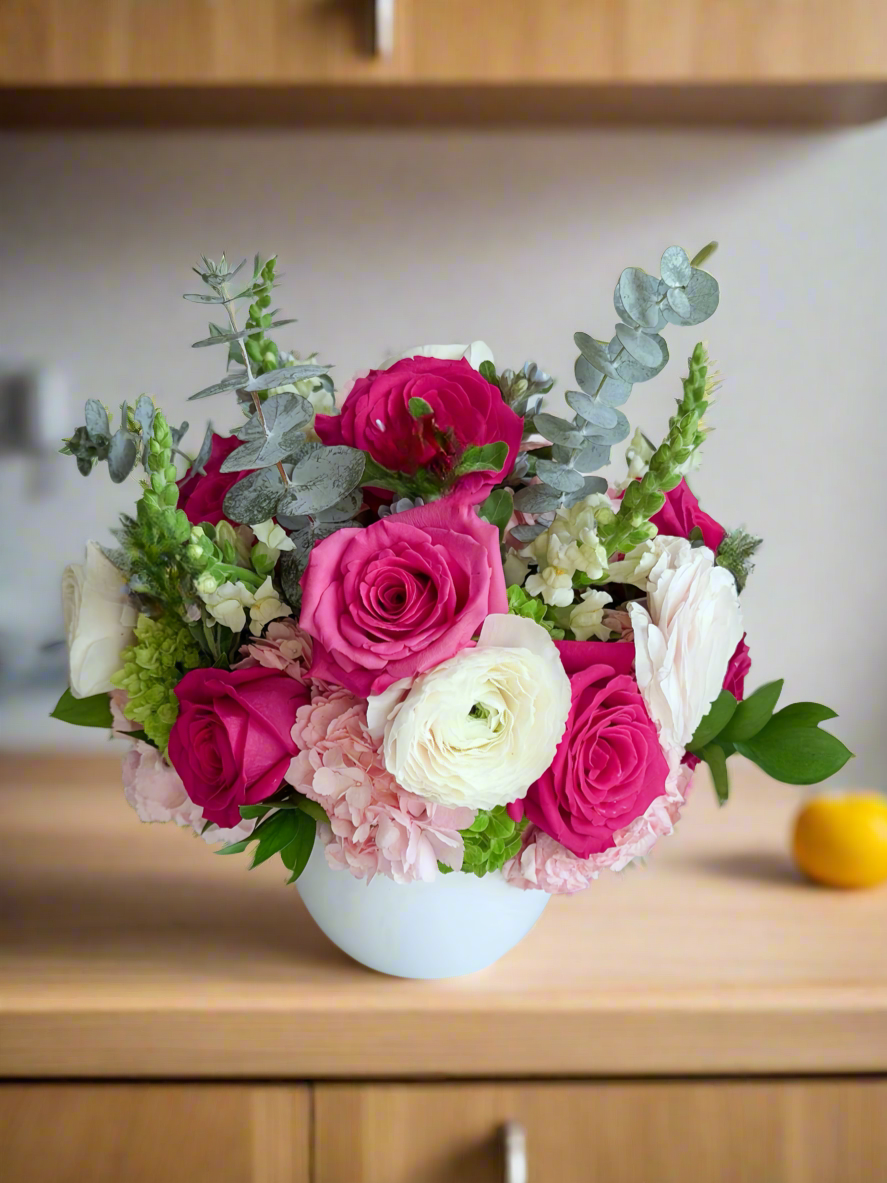 Petals & Pearls-Vase arrangement