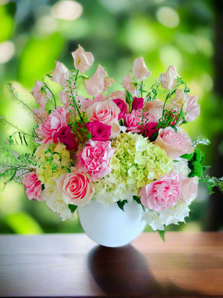 Soft Bloom - Vase arrangement